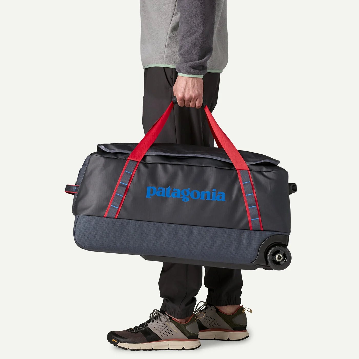 Black Hole Wheeled Duffel 70L - Groupe Montagne Explore