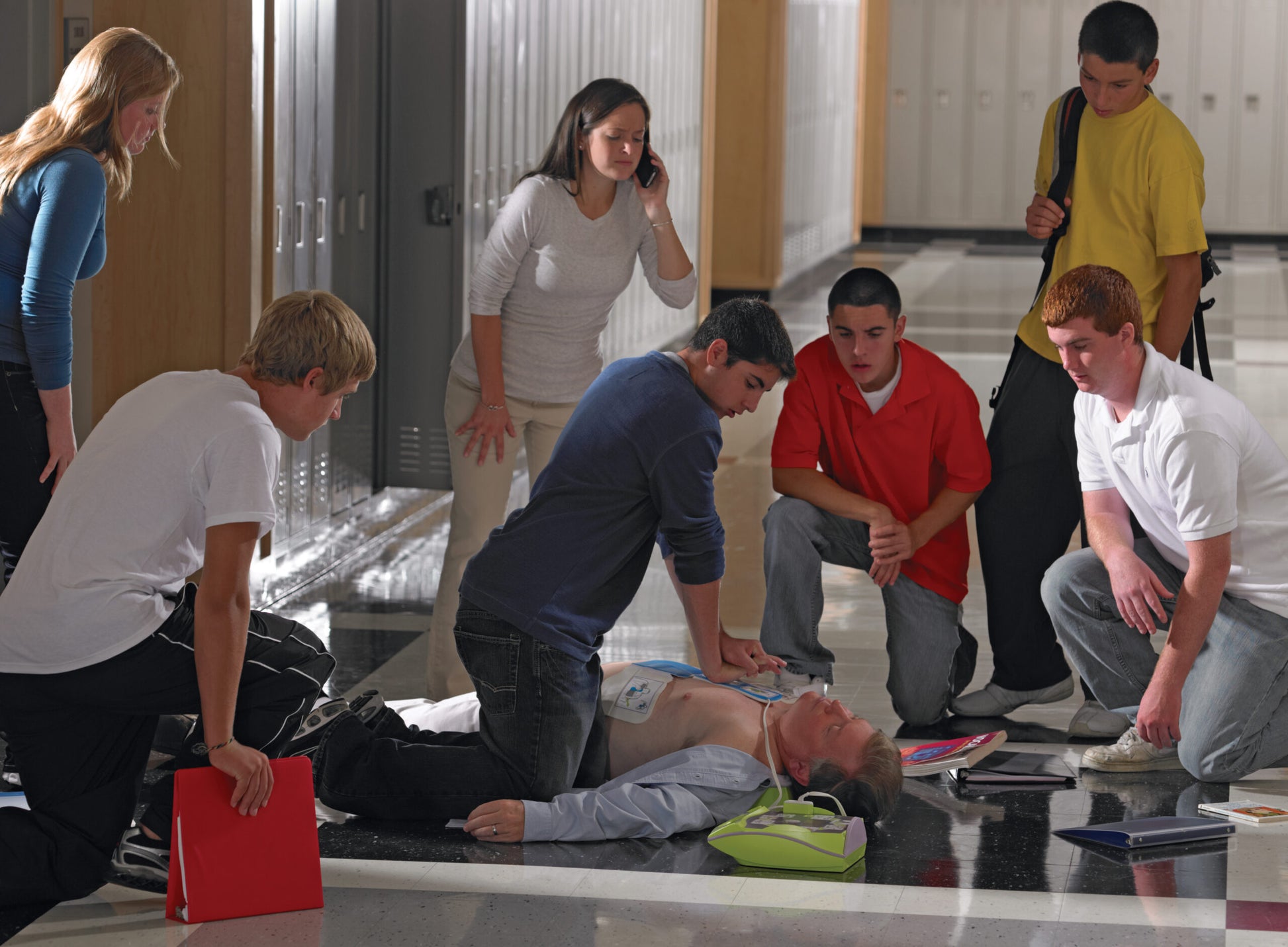 ZOLL AED Plus Defibrillator - Groupe Montagne Explore